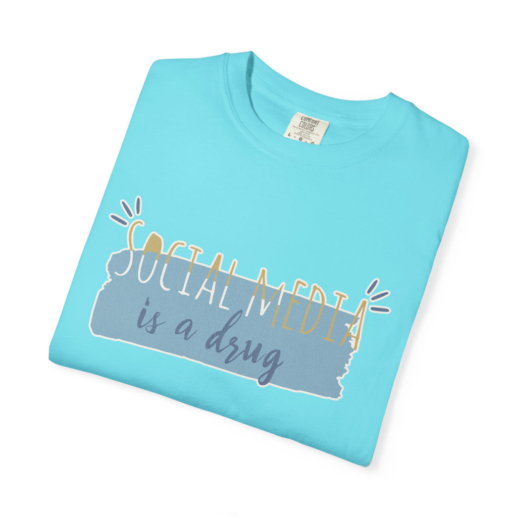 T-Shirt — “Social Media Is a Drug” Textured Graphic Tee, Casual Internet Humor Shirt