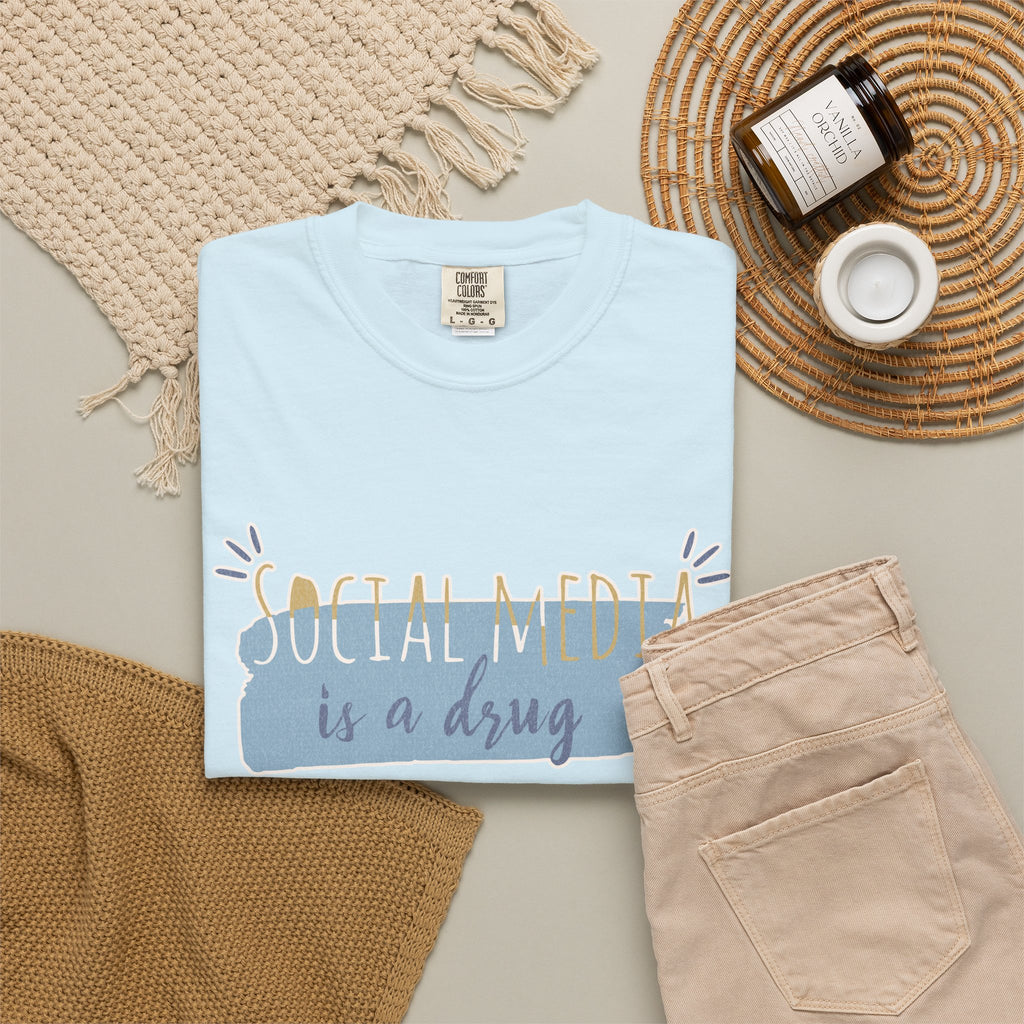 T-Shirt — “Social Media Is a Drug” Textured Graphic Tee, Casual Internet Humor Shirt
