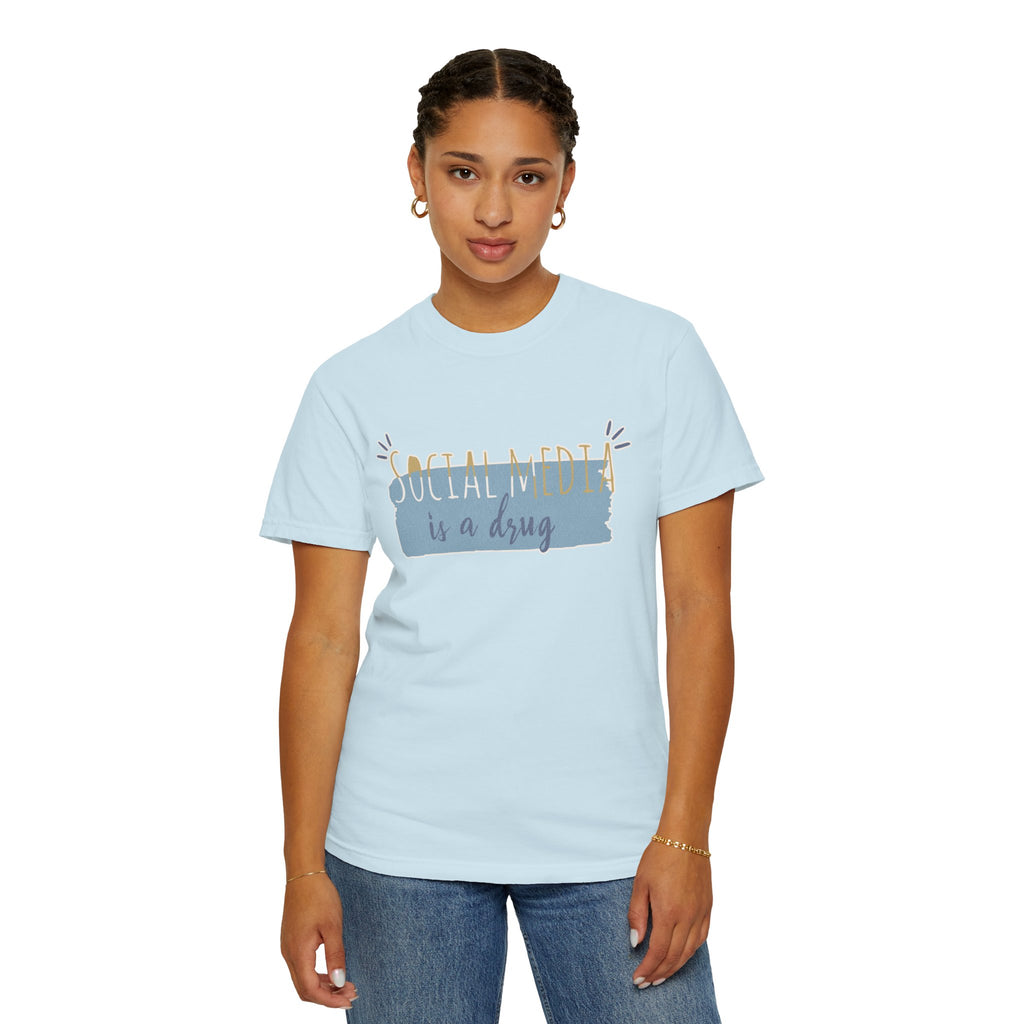 T-Shirt — “Social Media Is a Drug” Textured Graphic Tee, Casual Internet Humor Shirt