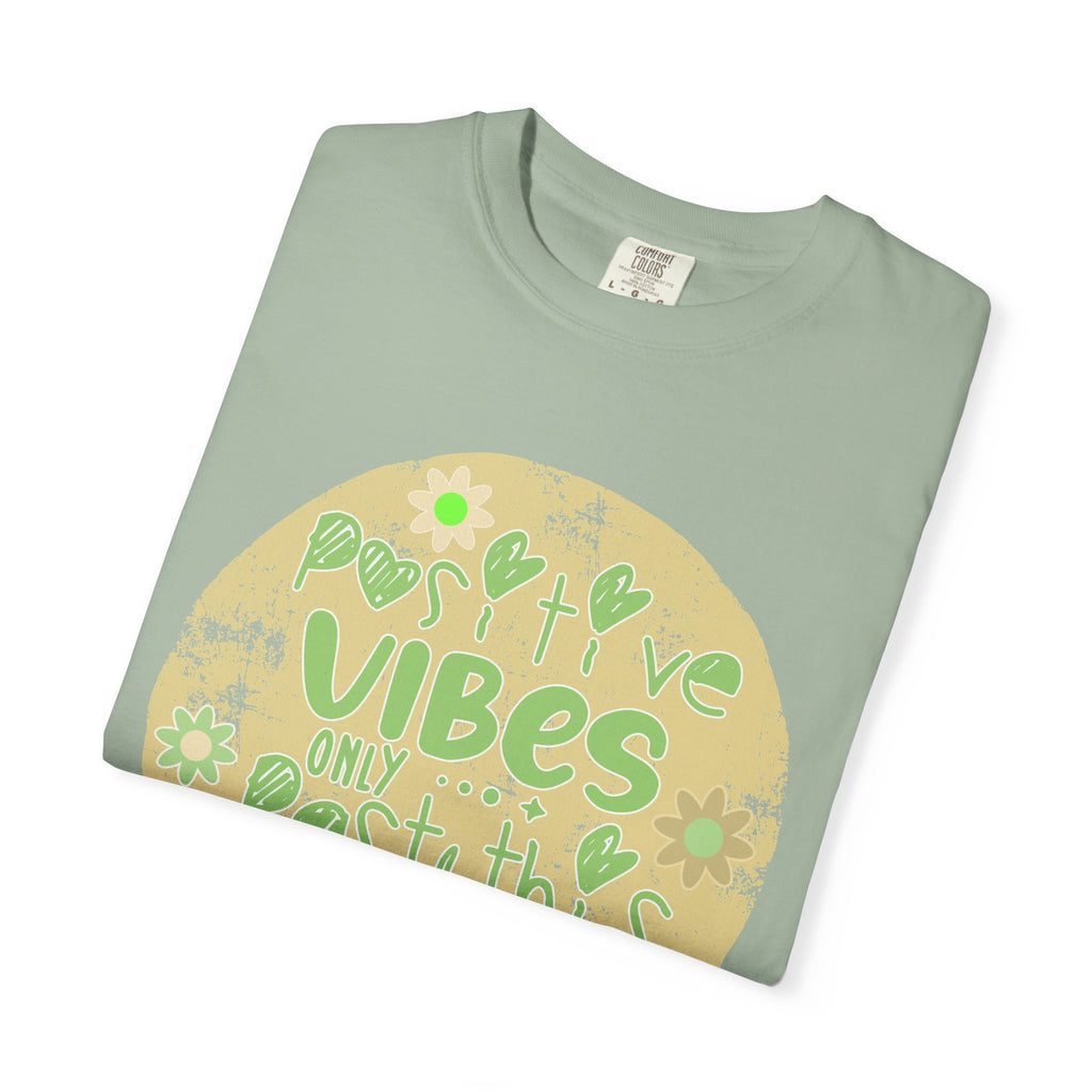 Textured Positive Vibes T-Shirt – "Positive Vibes Only" Retro Floral Graphic Tee