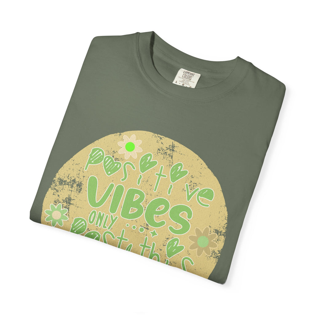 Textured Positive Vibes T-Shirt – "Positive Vibes Only" Retro Floral Graphic Tee