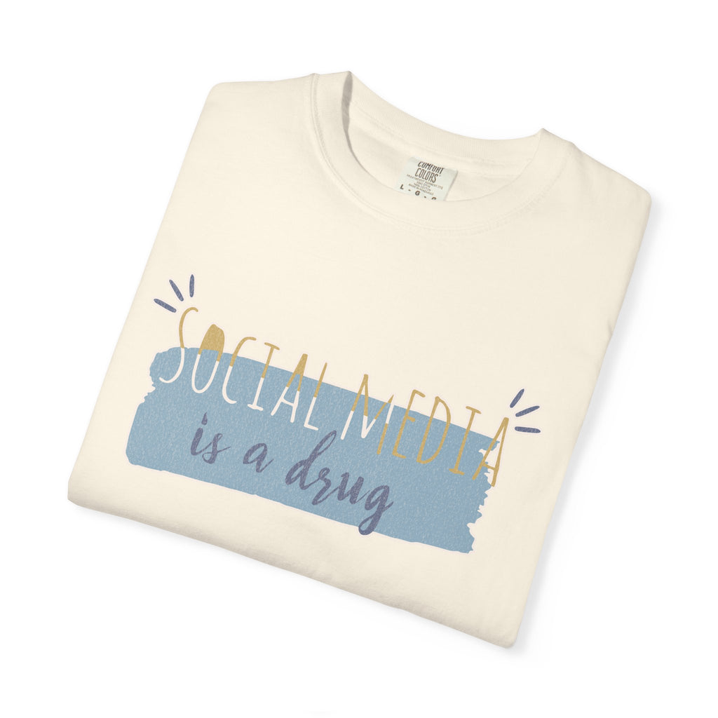 T-Shirt — “Social Media Is a Drug” Textured Graphic Tee, Casual Internet Humor Shirt